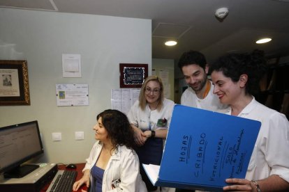 Parte del equipo repasa las dietas de los pacientes de Hematología.