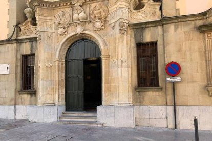 Entrada a la Audiencia Provincial de León. DL