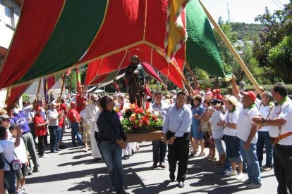 Un momento de la procesión de San Roque durante las fiestas de Torre del Bierzo.