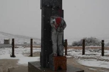 Estado que presentaba ayer la estatua por los represaliados