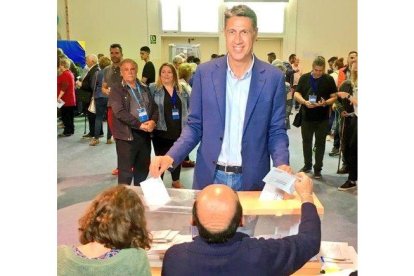 El líder del PP en Badalona, Xavier García Albiol, votando en las elecciones municipales este 26 de mayo.