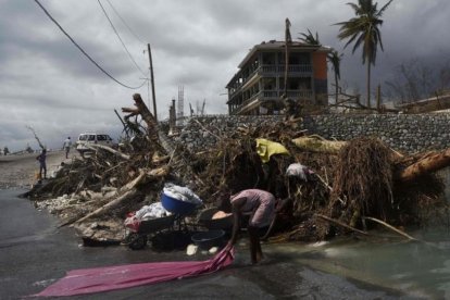 Una mujer lava ropa en las calles de Port-Salut, al suroeste de Puerto Príncipe, el 9 de octubre.