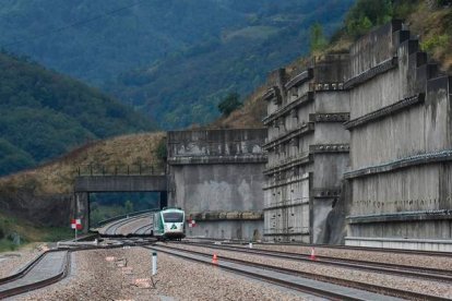 El primer tren en pruebas de Pajares, a su llegada a Campomanes. J. CASARES