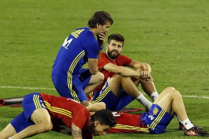 Lopetegui roedeado de sus jugadores en un entrenamiento con España. MANUEL LORENZO