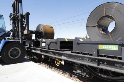 Trabajos de descarga de bobinas de acero en la plataforma ferroviaria de Villadangos. RAMIRO