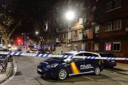 La Policía Nacional, en su llegada anoche al domicilio. NACHO GALLEGO