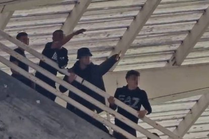 Ultras de la Cultural realizando el saludo nazi en el estadio Pasarón con motivo del partido Pontevedra-Cultural del 11 de febrero. DL