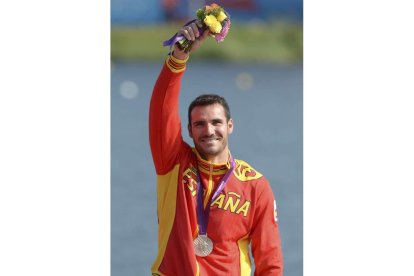 Craviotto posa con la medalla de plata en el lago de Eton Dorney.