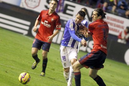 Acorán disputando un balón durante un lance del partido.