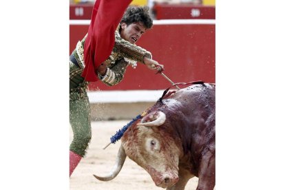 Eduardo Gallo entrando a matar a su primer toro