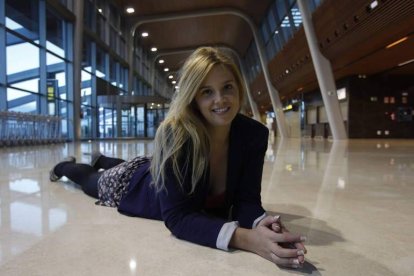 Lorena Zapico, que sueña con ser modelo de fotografía, posa en el aeropuerto de León.