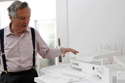 El arquitecto navarro Rafael Moneo, junto a una de sus maquetas, ayer en su domicilio de Madrid.