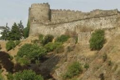 Una mancha de hierba quemada afea desde ayer la ladera del Castillo más próxima al río Sil