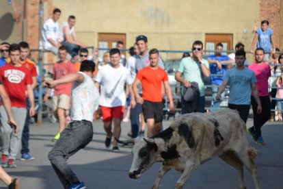 A la izquierda, procesión con el Carro Triunfante; a la derecha, una imagen del encierro taurino de ayer en Villademor. MEDINA