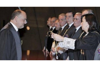 El nuevo presidente del Tribunal Constitucional, Francisco Pérez de los Cobos, durante su toma de posesión como magistrado del alto tribunal en enero del 2011.