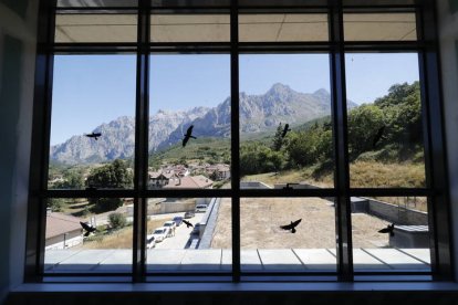 Vista de Picos de Europa desde el aula de Posada de Valdeón. RAMIRO