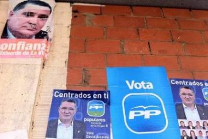 Carteles electorales de David Fernández en 2007 junto a los de la actual candidatura del PP.