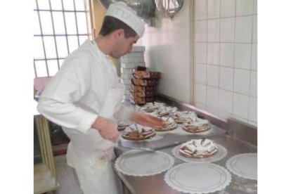 Hojaldre, trucha y esmero, así se hace la tarta de trucha en la pastelería Nicanores de Boñar.