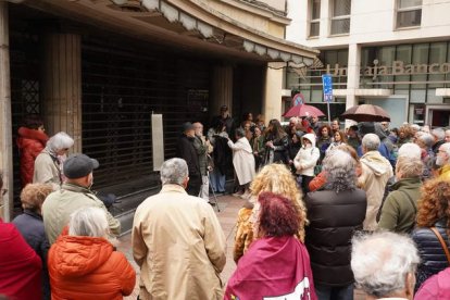 Un momento de la intervención de Alejandro Conty en la puerta del Teatro Emperador ante los leoneses participantes en el acto. J. NOTARIO