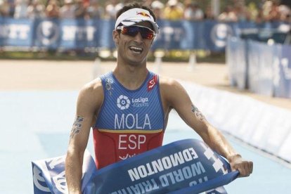 Mario Mola cruza victorioso la meta en el triatlón de Edmonton.