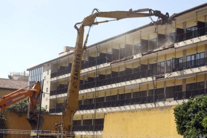 Las máquinas con brazo de cizalla, cuando se inició la demolición del edificio anterior del Parador San Marcos. MARCIANO