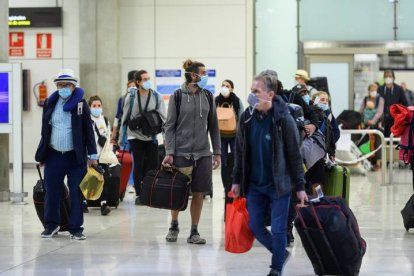 Aeropuerto de Madrid-Barajas, a la llegada de un vuelo de repatriados. FERNANDO VILLAR