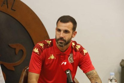 Alberto Guitián, durante su presentación como jugador de la Cultural. J. NOTARIO