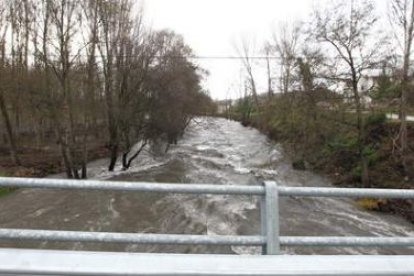 El Cúa se tiñó de negro a consecuencia de las lluvias que arrastraron residuos forestales calcinados