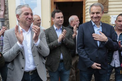 El expresidente del Gobierno José Luis Rodríguez Zapatero visita la localidad leonesa de Cistierna y mantiene un encuentro con la candidatura del PSOE. Junto a él, el secretario provincial del PSOE, Javier Alfonso Cendón y el candidato a la Alcaldía, Nicanor Sen. CAMPILLO