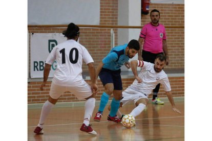 Furi corta el avance de un atacante vallisoletano. FERNANDO OTERO