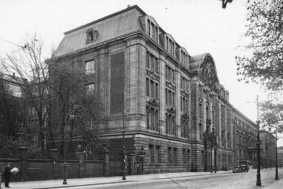 Imagen de la sede central de la Gestapo en el numero 8 de la Prinz Albrecht Strasse de Berlin, destruida en los bombardeos 1945, del libro de Frank McDonough.