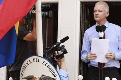 Assange junto a dos agentes de Scotland Yard.