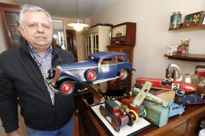 Manuel Fernández Villatoro rescató en 1983 decenas de objetos de la trastienda del bazar que su padre cerraba en Torre del Bierzo. Hoy su colección, entre compras y trueques supera los 500. Desde el mítico automóvil Sunbeam<em> Silver Bullet</em> que en 1930 fracasó en su intento de batir el récord de velocidad en Daytona Beach a su selección de 28 barquilleras, soldados de infantería y caballo, tractores, aviones, lanchas, tiovivos y un payaso del Circo Price como el legendario Ramper, que anunciaba botellas de anís.