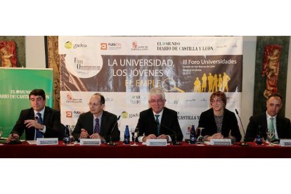 Pablo Lago, Salvador Carmona, José Ángel Hermida, Rocío Anguita y José Luis Peña, ayer en la apertura del III Foro de Universidades en el Parador de San Marcos.