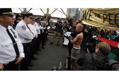 El cordón policial se planta ante los manifestantes del movimiento Ocupa Wall Street en el puente de Brooklyn.