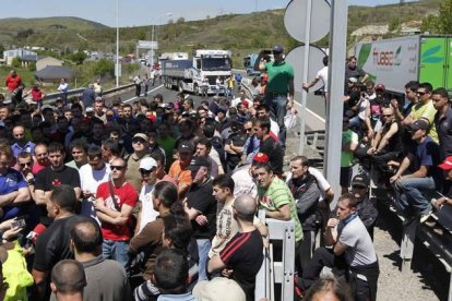 Trescientos mineros se concentraron en la AP-66 a la altura de La Magdalena y cortaron la comunicación con Asturias.