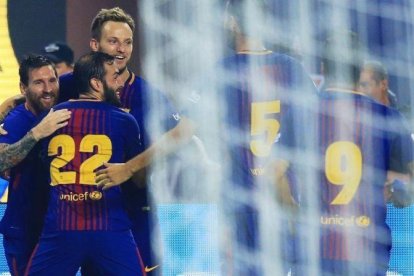 Los jugadores del Barça felicitan a Messi, autor del primer gol ante el Madrid en el clásico de Miami.