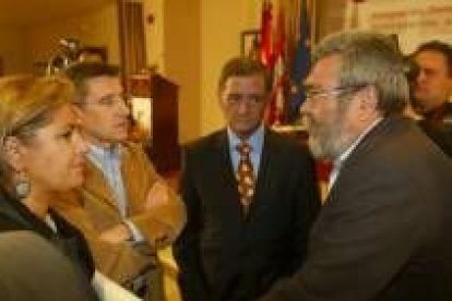 Rosa Valdeón, Francisco Fernández, Fermín Carnero y Cándido Méndez antes del acto inaugural