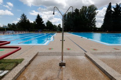 Piscinas de La Bañeza donde ayer tuvo lugar el suceso. RAMIRO