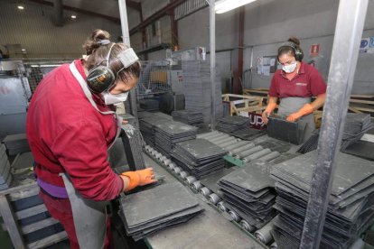 Trabajadoras del sector de la pizarra en el proceso de selección del material en una cantera de la zona de San Pedro de Trones. L. DE LA MATA