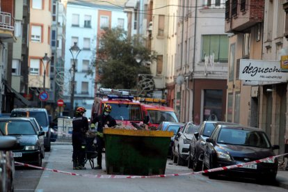 Labores de limpieza en la zona de la explosión. ANA F. BARREDO