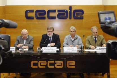 El presidente de Cecale Santiago Aparicio, segundo por la izquierda, se muestra optimista.