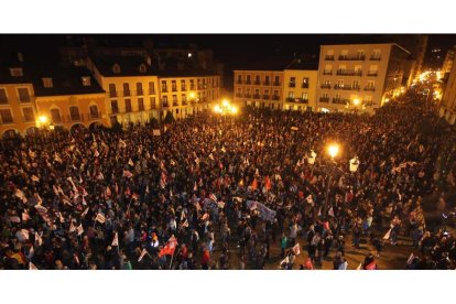 La multitudinaria manifestación, procedente de la calle Ancha, concluyó con una concentración en la plaza del Ayuntamiento de Ponferrada.