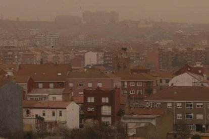 La calima anaranjada fue más intensa en el día de ayer y dejó su rastro de arenilla del Sahara en monumentos, suelos y vehículos. RAMIRO