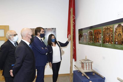 Un momento de la visita de Suárez-Quiñones al edificio consistorial de Riello. MARCIANO PÉREZ