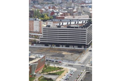 El solar municipal para la residencia está frente a Carrefour.