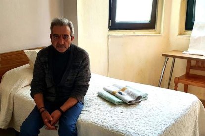 Francisco Javier, el hombre que vivía debajo de un árbol en Ponferrada y pidió ayuda a través de este periódico, ayer en una habitación . M.F.