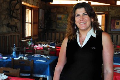 Elena Pereda, en el comerdor de su restaurante La Forqueta, en Valdehuesa.