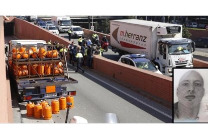 El camión de butano robado Por Berggren, tras colisionar con un muro de la Ronda del Litoral.