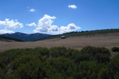 La campa de La Campona y parte de las vistas que sirve en bandeja, con el pequeño refugio totalmente restaurado que permite ver amanecer en un paraje insólito y accesible para cualquiera que quiera disfrutarlos..